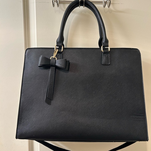 Elegant Black Handbag with Bow Accent - Picture 1 of 4